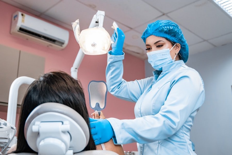 Dentista revisando a una paciente en consultorio